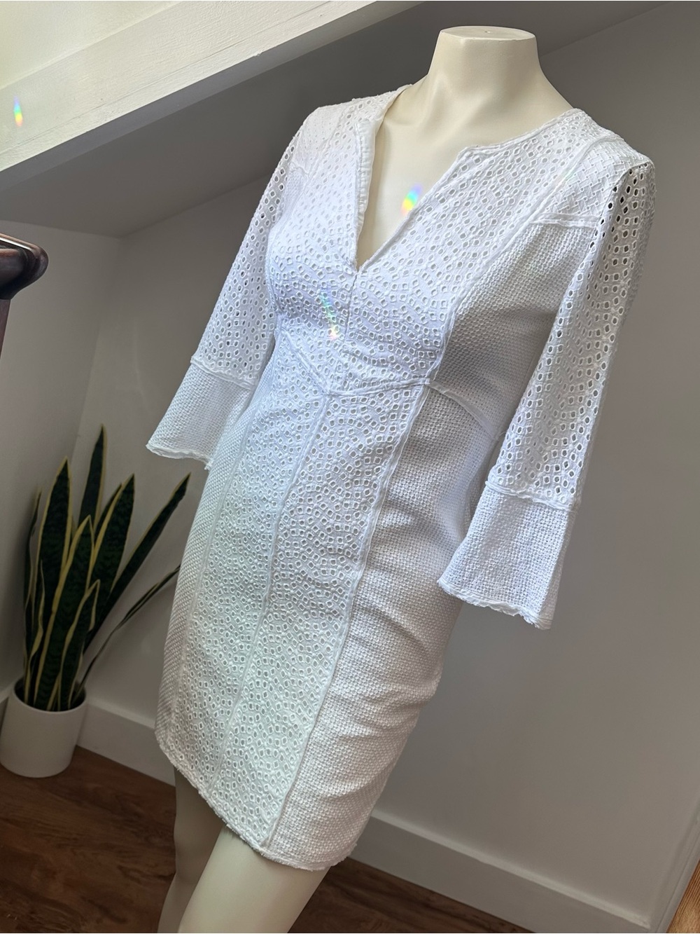 🥥👙🏝️🌊BCBG Maxazria // White Eyelet Lace V-Neck Shift Dress
